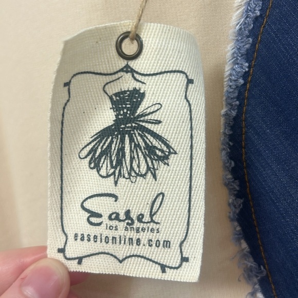 NWT Khaki Heart Patch Short Sleeve Tee - Easel - Picture 4 of 6